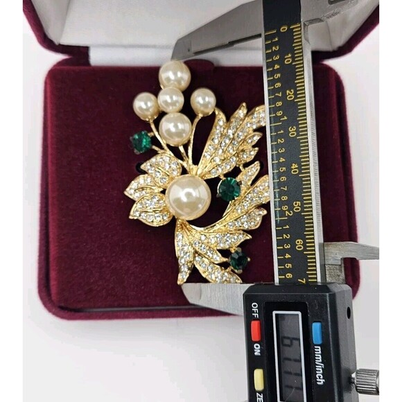 Camrose & Kross Jacqueline Kennedy Pin Brooch Faux Emerald, Pearl & Crystals - Picture 8 of 12
